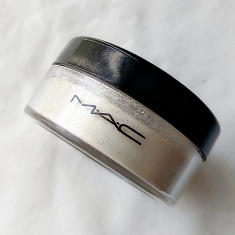 MAC Cosmetics Bee Dust Iridescent Powder
